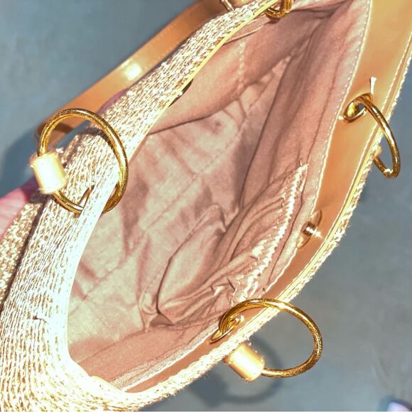 Beige and gold paper straw handbag magnetic closure inside EUC woven straw 12x6” - Picture 5 of 10